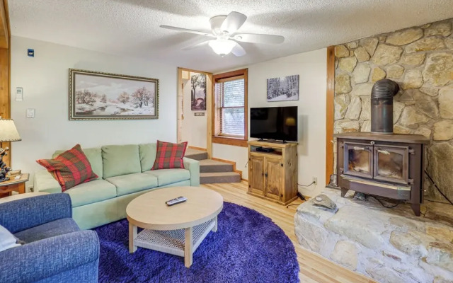 Wooded Cabin w/ 2 Decks on Golf Course in Newland!