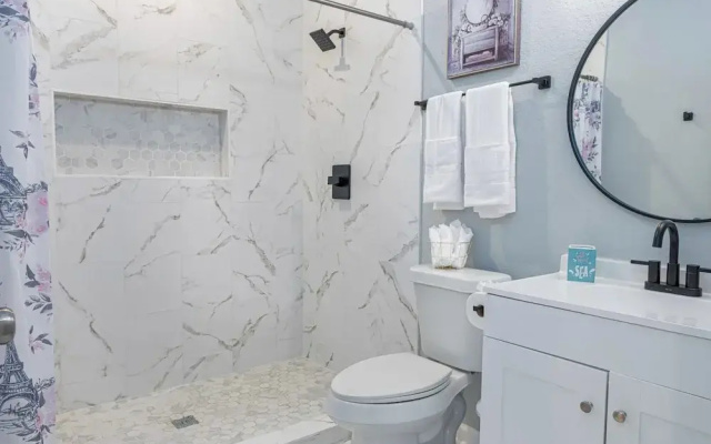 Heaven-sent Convenient 4br/ 3BA Near Downtown