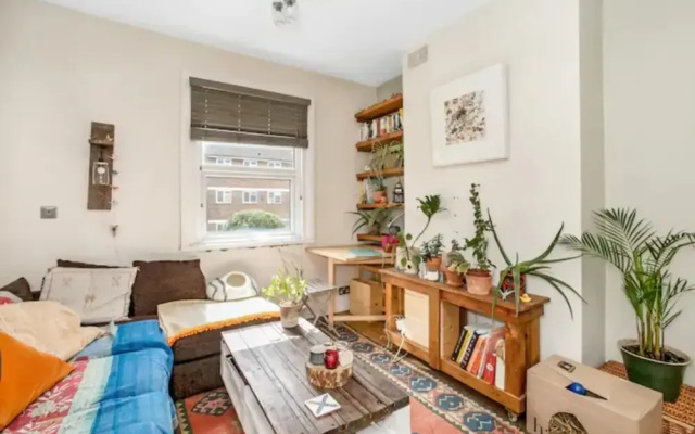 Gorgeous Refurbished 2 Bedroom Apartment With Garden