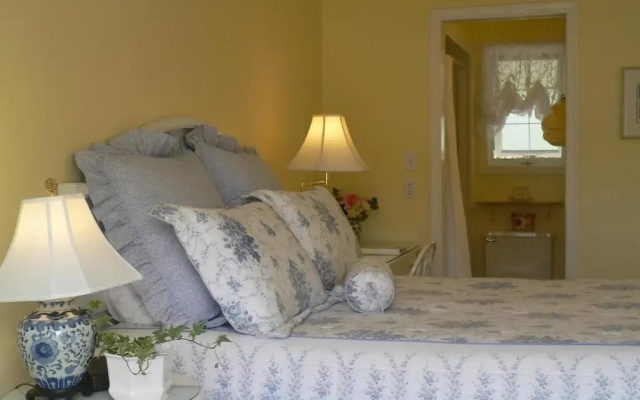 Lakeside Country Inn
