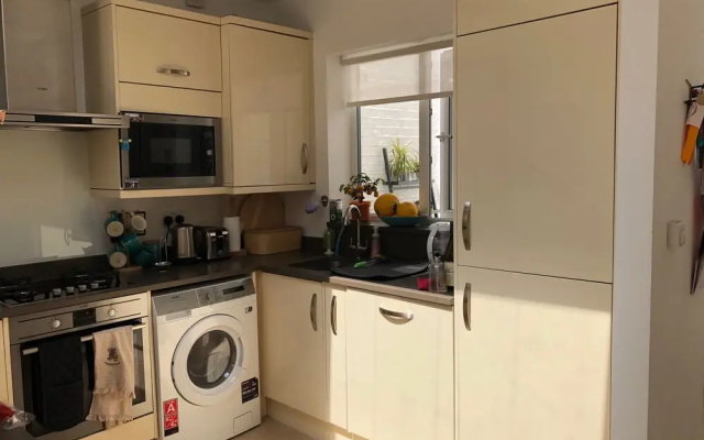 The Spacious Fitzjohn’s Road Apartment - RKC