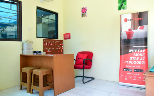 RedDoorz Plus near Ciputra World Kuningan 2