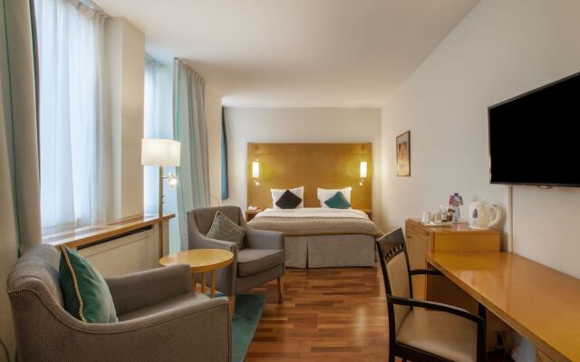 Отель Crowne Plaza Brussels - Le Palace Бельгия, Брюссель - 2 отзыва об отеле, цены и фото номеров - забронировать отель Crowne Plaza Brussels - Le Palace онлайн комната для гостей