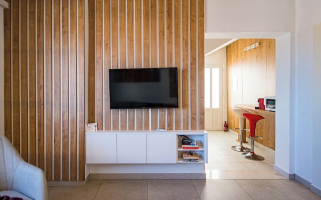 Adriatic Gallery Apartment by DuHomes