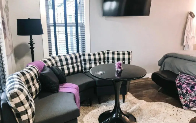 EO Bungalows – Adults Only