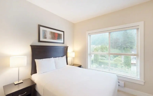 Harrison Lake View Suites