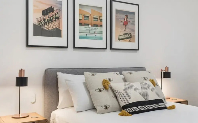 Beautiful 2-storey Unit With Balcony Near Smith St