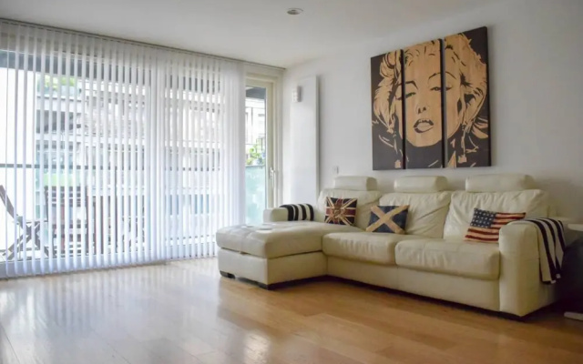 Modern 2 Bedroom Apartment with Balcony On The Canal