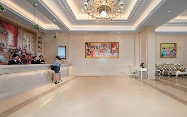 Vienna International Hotel (Shenzhen Pinghu Metro Station)