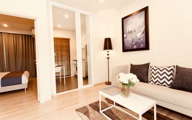 Отель The Base Downtown Condo by Joy Пхукет комната для гостей