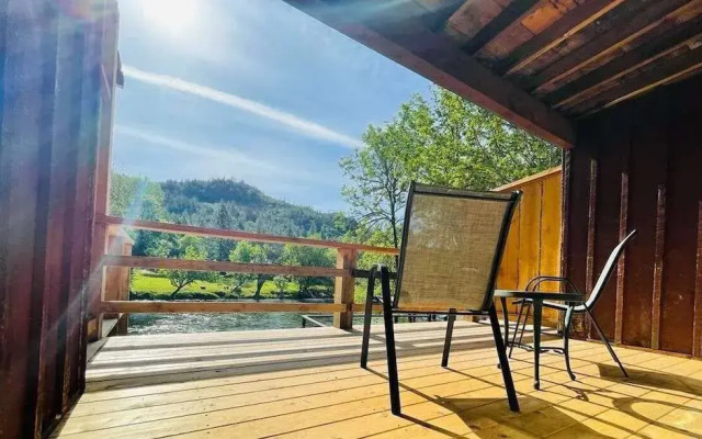 Riverfront Lodging
