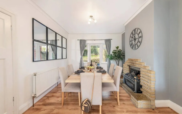 Charming 3-bedroom Wolverhampton Home With Private Hot Tub