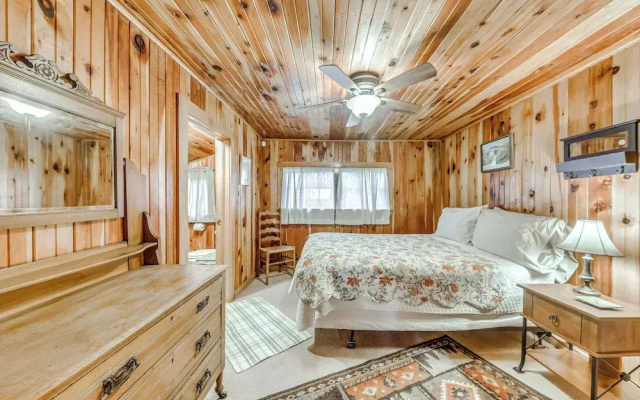 Cozy Cabin Near Grindstone Lake & Downtown!