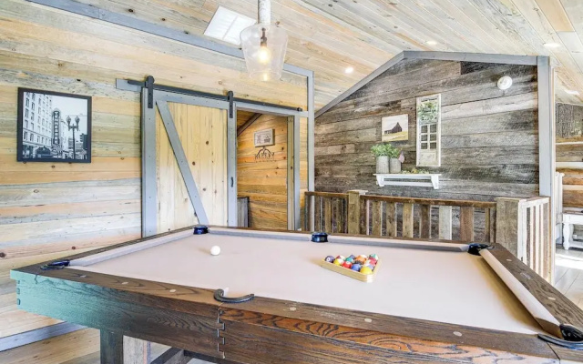Hot Tub + Pool Table: 3-story Gatlinburg Cabin!