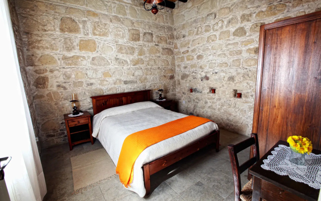 Leonidas Village Houses