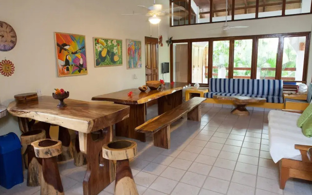 2 Bedroom Apartment Steps From The Beach