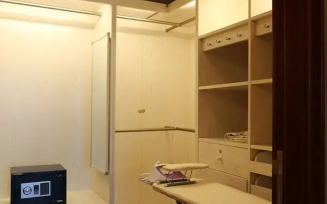 Han Luxury Holiday Hotel (Nanjing Greentown Crystal Blue Bay Baijiahu Subway Station Branch)