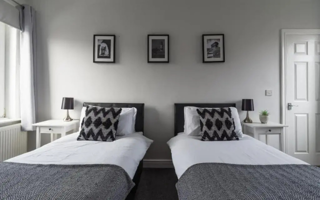 House - Sleeps 4 - Pet Friendly - Parking - Garden