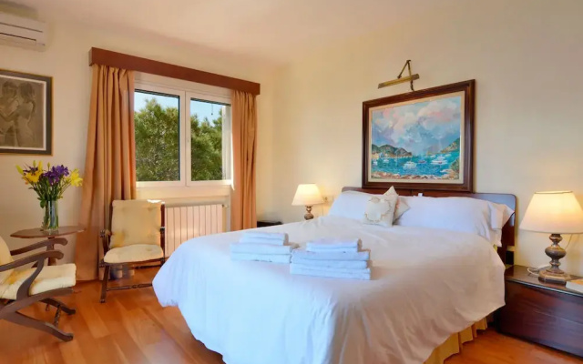 Villa with Incredible Sea Views And Pool Sleeps 7