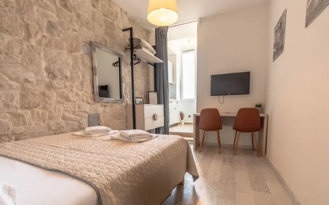 City Center Studio Apartments L&B
