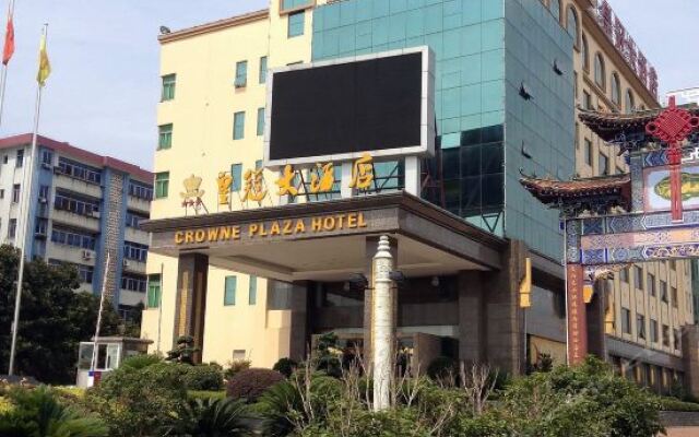 Crowne Plaza Hotel вид на фасад