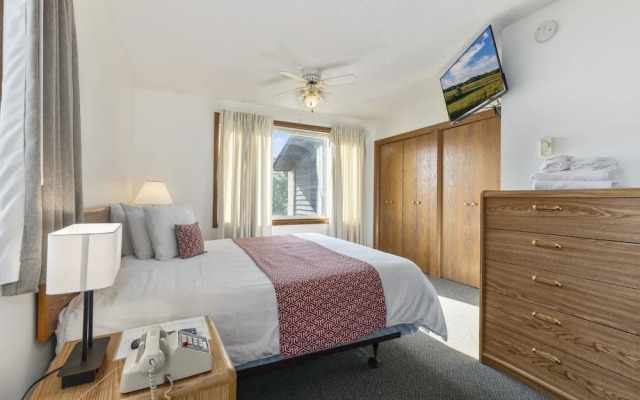 Pelican Lakes Motel