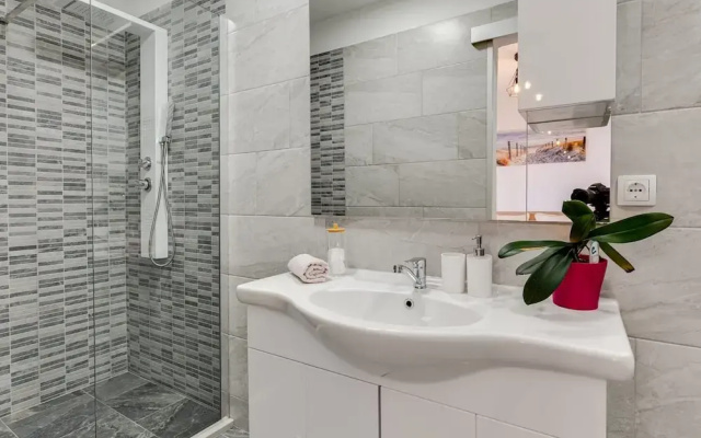 Beautiful Coastal Apartment in Karlobag