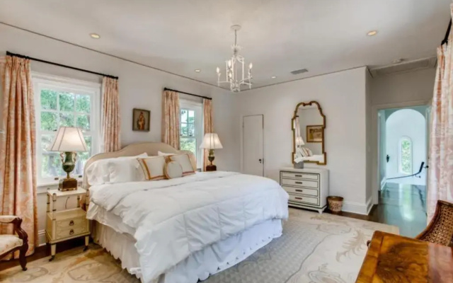 Villa Blanca - 4bd-3ba - Private Pool - Parking