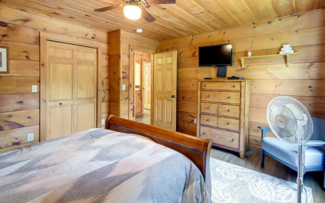 Sevierville Cabin w/ Hot Tub & Mountain-view Deck