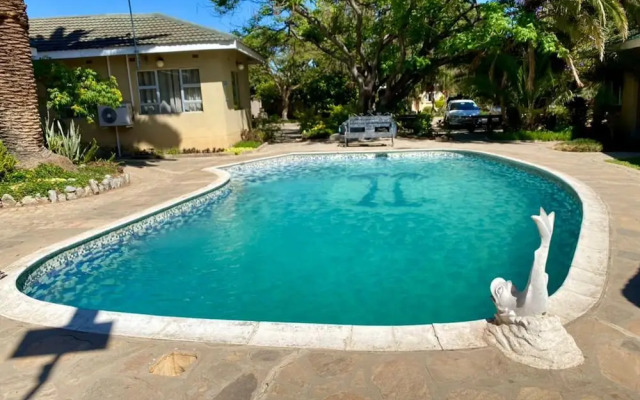 Poolside Executive Suite Near Airport - 2322
