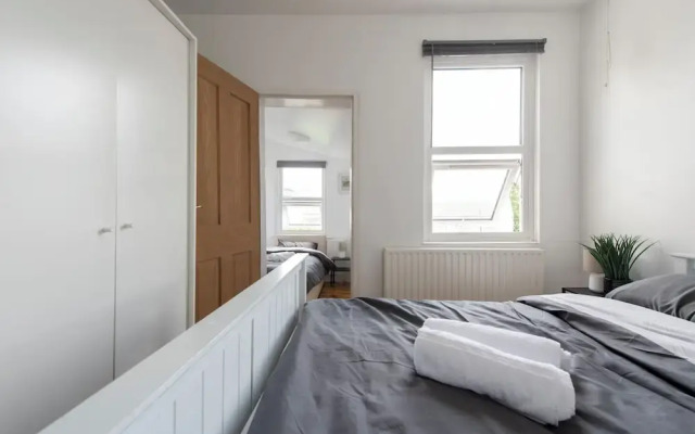 Stylish 4BR Home WiFi FreeParking