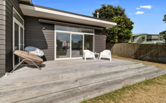 Modern Kiwi Bach - Waihi Beach Holiday Home