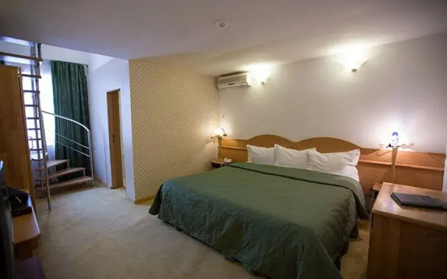 Queen Vera Hotel