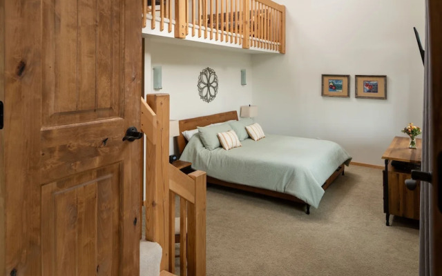 Lookout Lodge In Wondervu 4 Bedroom Home by RedAwning