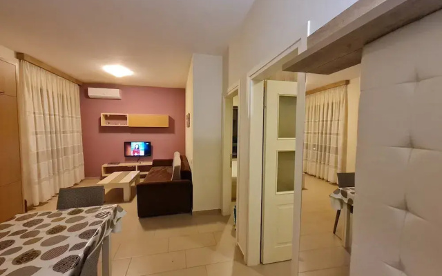 2-bedroom, Sleeps 4, Free Parking