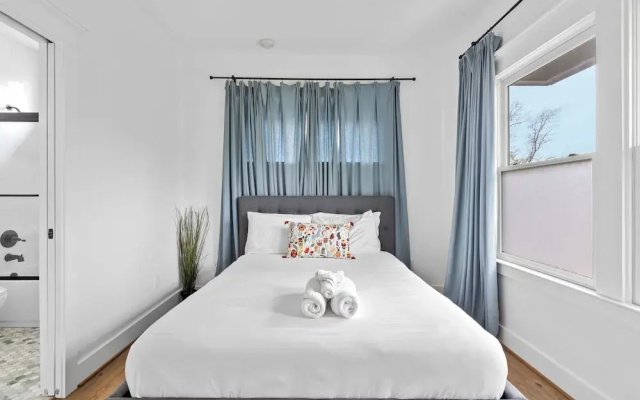 Wonderful Getaway 1BR with Balcony Views
