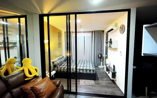 Octopus Suite on Highrise, Skytrain, Fast Wifi and AC