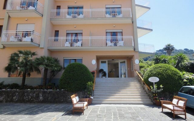 Hotel Regina Sorrento вид на фасад