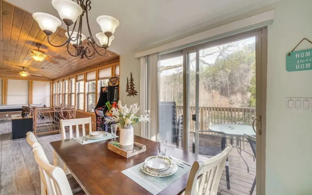 Hot Tub, Trails, Views! Little River Retreat