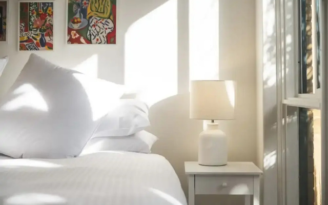 Seaside 1-bed Stay Near Cafes & Attractions