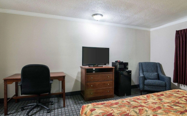 Rodeway Inn Syracuse Carrier Circle
