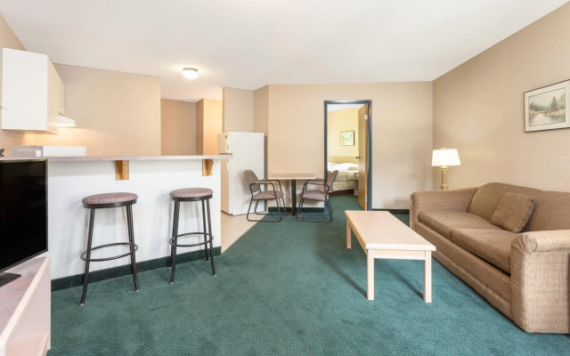 Super 8 By Wyndham Golden