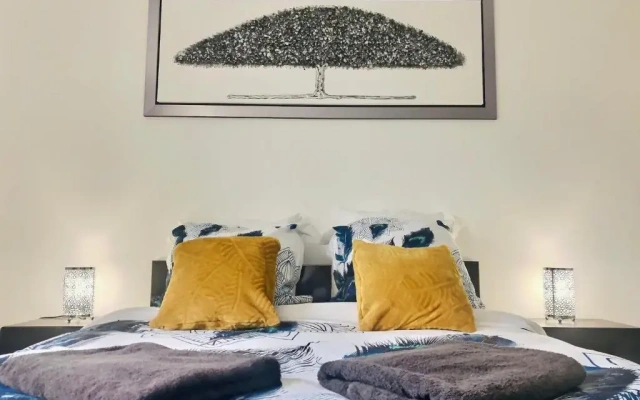7 minutes Disney/Netflix/Terrace/Car park