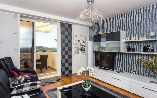 Leo Apartment