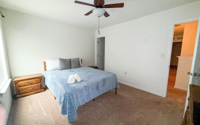 Modern 4 Bedroom Home Near Uptown