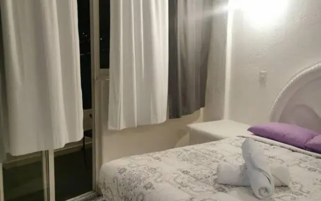 Lovely studio apartment with balcony AC & wi-fi, minutes from downtown!