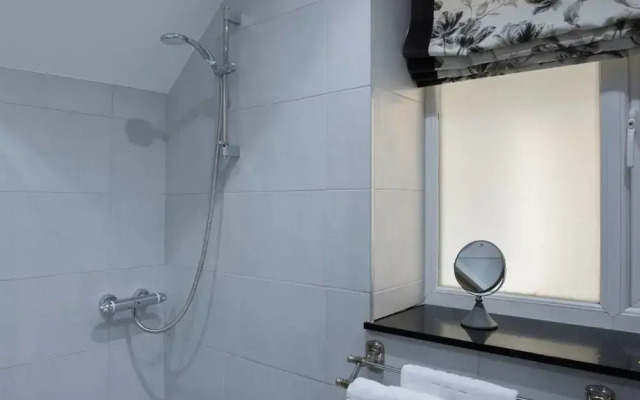 Cozy 1BR Apartment Central Ambleside With Parking