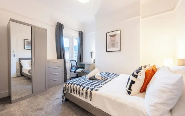 Spacious 4-Bedroom House with Garden