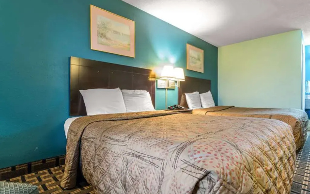 Econo Lodge Inn & Suites I-65