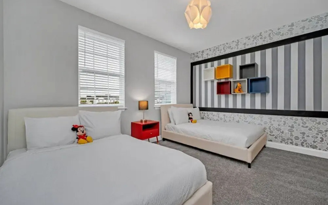 Vibrant Townhome w Private Pool, near Disney